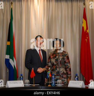 Pretoria, Sud Africa. Xiv Apr, 2015. Visita il Ministro degli Affari Esteri cinese Wang Yi (L) scuote le mani con Maite Nkoana-Mashabane, ministro del Dipartimento delle Relazioni Internazionali e della cooperazione del Sud Africa durante il loro incontro a Pretoria, Sud Africa, il 14 aprile 2015. © Zhai Jianlan/Xinhua/Alamy Live News Foto Stock