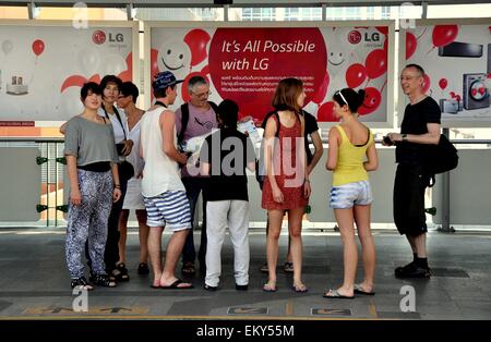 Bangkok, Thailandia: gruppo di persone in attesa di un BTS Skytrain sulla piattaforma della linea Sukhamvit Stazione Ploenchit Foto Stock