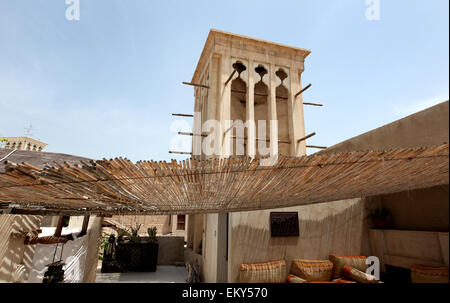 Dubai EMIRATI ARABI tradizionali torre eolica nella regione di Bastakiya Foto Stock