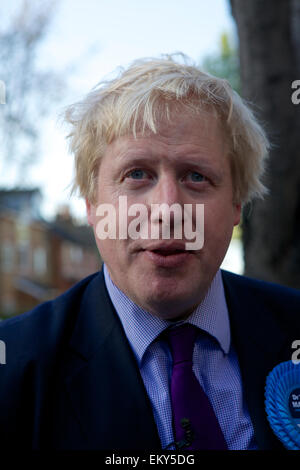 Teddington, Middlesex, Regno Unito. Il 14 aprile 2015. Boris Johnson - il sindaco di Londra - Visite Teddington come parte dei conservatori campagne elettorali. Egli ha girato intorno negozi indipendenti nella High Street incontro persone locali, accompagnati dal dr. Tania Mathias conservatore candidato parlamentare per Twickenham e anche Zac Goldsmith il conservatore MP per Richmond Park. Credito: Emma Durnford/Alamy Live News Foto Stock