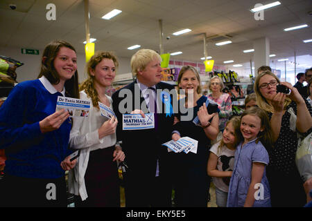 Teddington, Middlesex, Regno Unito. Il 14 aprile 2015. Boris Johnson - il sindaco di Londra - Visite Teddington come parte dei conservatori campagne elettorali. Egli ha girato intorno negozi indipendenti nella High Street incontro persone locali, accompagnati dal dr. Tania Mathias conservatore candidato parlamentare per Twickenham e anche Zac Goldsmith il conservatore MP per Richmond Park. Credito: Emma Durnford/Alamy Live News Foto Stock