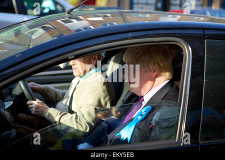 Teddington, Middlesex, Regno Unito. Il 14 aprile 2015. Boris Johnson - il sindaco di Londra - Visite Teddington come parte dei conservatori campagne elettorali. Egli ha girato intorno negozi indipendenti nella High Street incontro persone locali, accompagnati dal dr. Tania Mathias conservatore candidato parlamentare per Twickenham e anche Zac Goldsmith il conservatore MP per Richmond Park. Credito: Emma Durnford/Alamy Live News Foto Stock