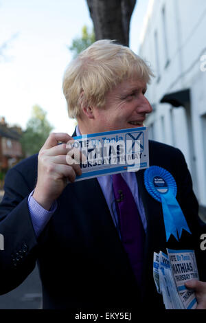 Teddington, Middlesex, Regno Unito. Il 14 aprile 2015. Boris Johnson - il sindaco di Londra - Visite Teddington come parte dei conservatori campagne elettorali. Egli ha girato intorno negozi indipendenti nella High Street incontro persone locali, accompagnati dal dr. Tania Mathias conservatore candidato parlamentare per Twickenham e anche Zac Goldsmith il conservatore MP per Richmond Park. Credito: Emma Durnford/Alamy Live News Foto Stock