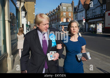 Teddington, Middlesex, Regno Unito. Il 14 aprile 2015. Boris Johnson - il sindaco di Londra - Visite Teddington come parte dei conservatori campagne elettorali. Egli ha girato intorno negozi indipendenti nella High Street incontro persone locali, accompagnati dal dr. Tania Mathias conservatore candidato parlamentare per Twickenham e anche Zac Goldsmith il conservatore MP per Richmond Park. Credito: Emma Durnford/Alamy Live News Foto Stock