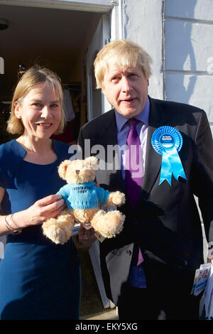 Teddington, Middlesex, Regno Unito. Il 14 aprile 2015. Boris Johnson - il sindaco di Londra - Visite Teddington come parte dei conservatori campagne elettorali. Egli ha girato intorno negozi indipendenti nella High Street incontro persone locali, accompagnati dal dr. Tania Mathias conservatore candidato parlamentare per Twickenham e anche Zac Goldsmith il conservatore MP per Richmond Park. Credito: Emma Durnford/Alamy Live News Foto Stock