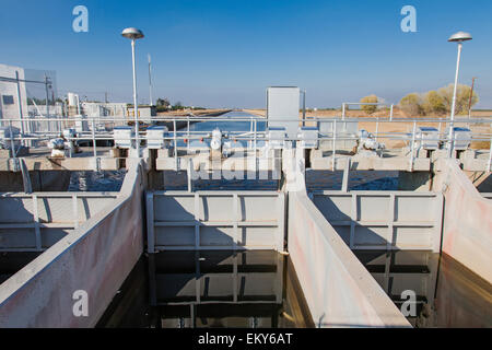 Il Friant-Kern canal è un sistema di distribuzione di acqua per le aziende agricole in Tulare County. San Joaquin Valley, California, Stati Uniti d'America Foto Stock