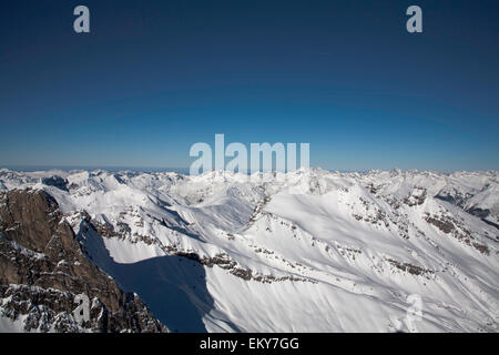 I vertici della Roggspitze e Karhorn Tannberg in background dal vertice di Valluga St Anton am Arlberg Austria Foto Stock