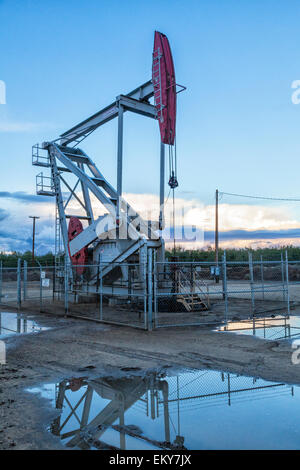 Un pumpjack ed acqua di superficie a pozzo petrolifero e fracking sito in Shafter. Kern County, che si trova oltre il Monterey Shale, ha visto un Foto Stock