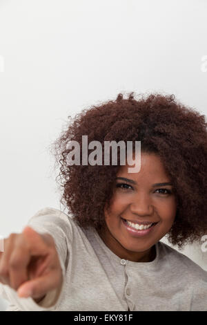 Coppia africana in amore sul letto Foto Stock