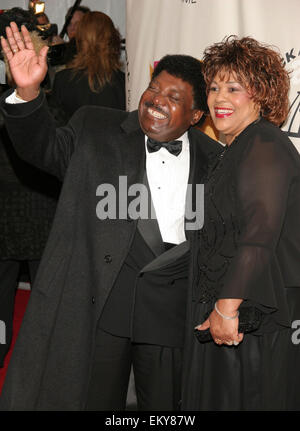 PERCY SLEDGE (novembre 25, 1940 - 14 Aprile 2015) era un americano di R&B e soul cantante più noto per i suoi 1966 hit internazionale " Quando un uomo ama una donna". Il 74-enne morì di cancro al fegato di Baton Rouge, Louisiana. Nella foto: Mar 14, 2005 - New York New York, Stati Uniti - Inductee PERCY SLEDGE e moglie Rosa slitta sul tappeto rosso durante gli arrivi per il 2005 VH1 Rock and Roll Hall of Fame cerimonia di investitura tenutasi presso il Waldorf Astoria Hotel. © Aviv piccole/Photopass/ZUMAPRESS.com/Alamy Live News Foto Stock