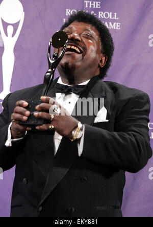 PERCY SLEDGE (novembre 25, 1940 - 14 Aprile 2015) era un americano di R&B e soul cantante più noto per i suoi 1966 hit internazionale " Quando un uomo ama una donna". Il 74-enne morì di cancro al fegato di Baton Rouge, Louisiana. Nella foto: Mar 14, 2005 - New York New York, Stati Uniti - Inductee PERCY SLEDGE pone per le foto in sala stampa al 2005 Rock and Roll Hall of Fame tenutasi presso il Waldorf Astoria Hotel. © Nancy Kaszerman/ZUMA filo/ZUMAPRESS.com/Alamy Live News Foto Stock