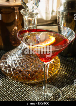 Classic Manhattan dritto in alto con Crystal Decanter Foto Stock