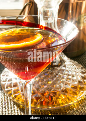 Classic Manhattan dritto in alto con Crystal Decanter Foto Stock