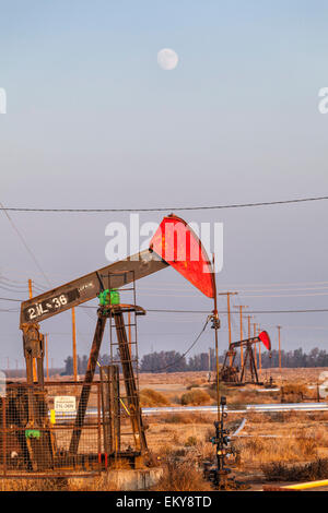 Pumpjacks al Belridge Campo di olio idraulico e fracking sito che è la quarta più grande giacimento di petrolio in California. Kern County Foto Stock