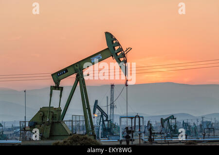 Pumpjacks al Belridge Campo di olio idraulico e fracking sito che è la quarta più grande giacimento di petrolio in California. Kern County Foto Stock