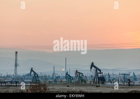 Pumpjacks al Belridge Campo di olio idraulico e fracking sito che è la quarta più grande giacimento di petrolio in California. Kern County Foto Stock