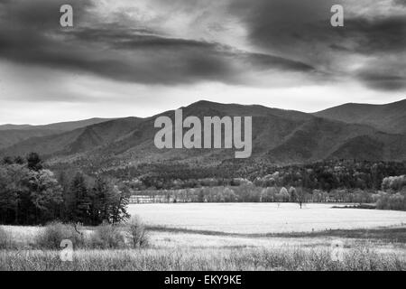 Una tempesta su Cades Cove, Tennessee. Foto Stock