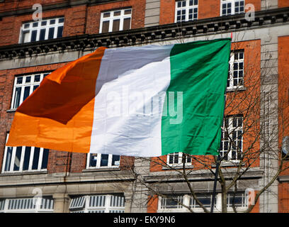 Il repubblicano bandiera irlandese onde di oltre l'O'Connell Street durante un anti-acqua tasse dimostrazione nella città di Dublino Irlanda.nel 2014 Foto Stock