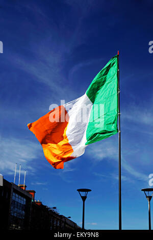 Il repubblicano bandiera irlandese onde di oltre l'O'Connell Street durante un anti-acqua tasse dimostrazione nella città di Dublino Irlanda.nel 2014 Foto Stock