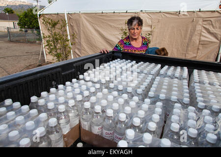 Donna Johnson, 72 anni residente di East Porterville, California, eroga acqua ai residenti che avevano i loro pozzi girare a secco Foto Stock