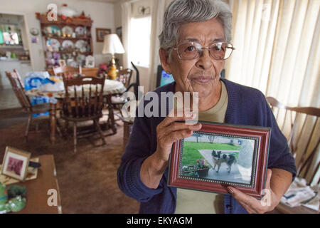 Donna Johnson, 72 anni residente di East Porterville, California, eroga acqua ai residenti che avevano i loro pozzi girare a secco Foto Stock