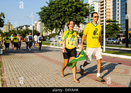 I manifestanti a piedi su Beira Mar Norte Avenue nella manifestazione per l impeachment del presidente brasiliano. Foto Stock