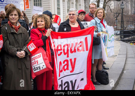 New York, NY, STATI UNITI D'AMERICA. Xiv Apr, 2015. Gli attivisti, i leader della comunità e i politici si riuniscono sulle fasi di City Hall di New York Martedì, Aprile 14, 2015 a rally contro disparità di retribuzione a parità di giorno di paga. I manifestanti vogliono NY State per passare il NY Parità di retribuzione Bill e NYC Consiglio bill 704/705. Lo stato bill consentirà ai dipendenti di discutere degli stipendi e il Consiglio bill richiederebbe ai contraenti di relazione sulla diversità della loro forza lavoro e leadership. Il differenziale retributivo di genere è in media a 23 percento. Credito: Richard Levine/Alamy Live News Foto Stock