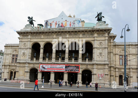 La facciata del Teatro dell'Opera Theatre, Vienna, Austria. Foto Stock