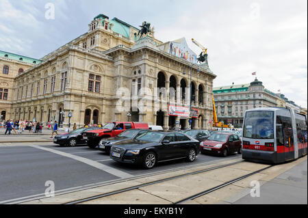Traffico al di fuori dello Stato Teatro dell'Opera, Vienna, Austria. Foto Stock