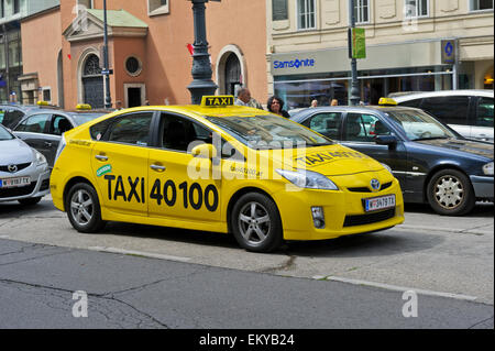 Un parcheggiato Yellow taxi auto a Vienna, Austria. Foto Stock