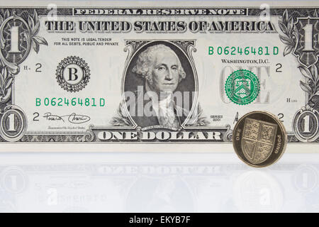 American un dollaro Banca nota con uno britannico pound coin Foto Stock