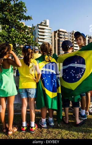 I bambini indossare colori brasiliano in Beira Mar Norte Avenue durante le proteste del dodicesimo mese di aprile in Florianopolis. Foto Stock