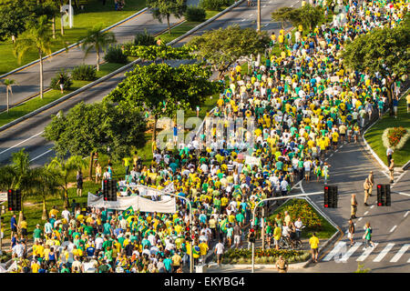 I manifestanti a piedi su Beira Mar Norte Avenue nella manifestazione per l impeachment del presidente brasiliano. Foto Stock