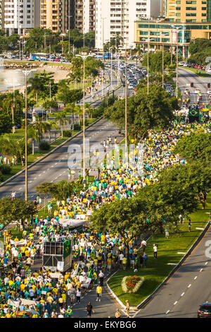 I manifestanti a piedi su Beira Mar Norte Avenue nella manifestazione per l impeachment del presidente brasiliano. Foto Stock