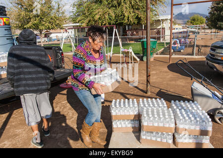 Donna Johnson, 72 anni residente di East Porterville, California, eroga acqua ai residenti che avevano i loro pozzi girare a secco Foto Stock