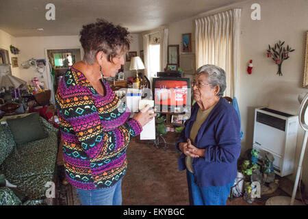 Donna Johnson, 72 anni residente di East Porterville, California, eroga acqua ai residenti che avevano i loro pozzi girare a secco Foto Stock