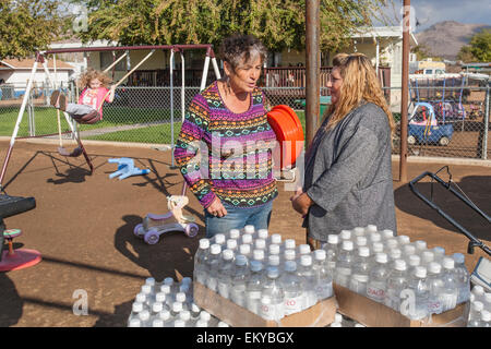 Donna Johnson, 72 anni residente di East Porterville, California, eroga acqua ai residenti che avevano i loro pozzi girare a secco Foto Stock