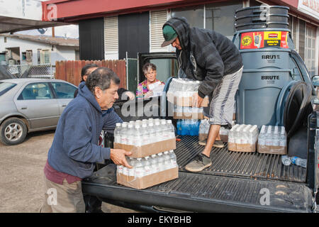 Donna Johnson, 72 anni residente di East Porterville, California, eroga acqua ai residenti che avevano i loro pozzi girare a secco Foto Stock