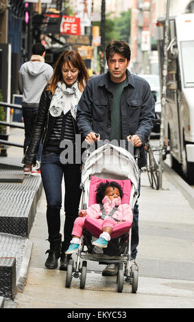 " Office Space' attore Ron Livingston spotted out in Soho con la moglie Rosemarie DeWitt e la loro figlia Gracie con: Ron Livingston,Rosemarie DeWitt,Gracie Livingston dove: Manhattan, New York, Stati Uniti quando: 10 Ott 2014 Foto Stock