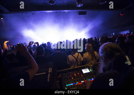 Apr 12, 2015. Xii Apr, 2015. San Jose, California, Stati Uniti d'America - tavola armonica e la folla a Swedish extreme metal band Meshuggah in paura FestEvil presso il Teatro RockBar. © Jerome Brunet/ZUMA filo/Alamy Live News Foto Stock