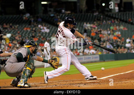 Houston, Texas, Stati Uniti d'America. Xiv Apr, 2015. Houston Astros outfielder Jake Marisnick #6 oscilla in un passo durante la MLB stagione regolare il gioco tra la Houston Astros e Oakland Athletics dal Minute Maid Park a Houston, Texas. Credito: csm/Alamy Live News Foto Stock