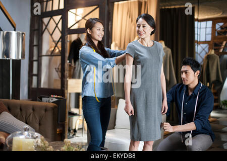 I designer di moda cliente di regolazione del vestito Foto Stock