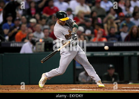 Houston, Texas, Stati Uniti d'America. Xiv Apr, 2015. Oakland Athletics infielder Brett Lawrie #15 oscilla in un passo durante la MLB stagione regolare il gioco tra la Houston Astros e Oakland Athletics dal Minute Maid Park a Houston, Texas. Credito: csm/Alamy Live News Foto Stock