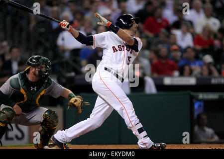 Houston, Texas, Stati Uniti d'America. Xiv Apr, 2015. Houston Astros catcher Jason Castro #15 oscilla in un passo durante la MLB stagione regolare il gioco tra la Houston Astros e Oakland Athletics dal Minute Maid Park a Houston, Texas. Credito: csm/Alamy Live News Foto Stock