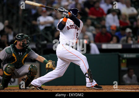 Houston, Texas, Stati Uniti d'America. Xiv Apr, 2015. Houston Astros infielder Luis Valbuena #18 oscilla in un passo durante la MLB stagione regolare il gioco tra la Houston Astros e Oakland Athletics dal Minute Maid Park a Houston, Texas. Credito: csm/Alamy Live News Foto Stock