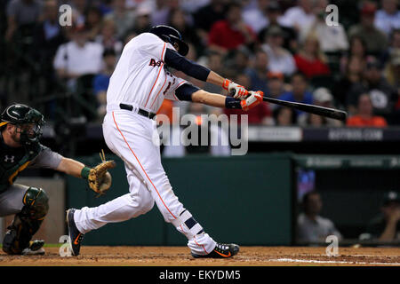 Houston, Texas, Stati Uniti d'America. Xiv Apr, 2015. Houston Astros catcher Jason Castro #15 oscilla in un passo durante la MLB stagione regolare il gioco tra la Houston Astros e Oakland Athletics dal Minute Maid Park a Houston, Texas. Credito: csm/Alamy Live News Foto Stock