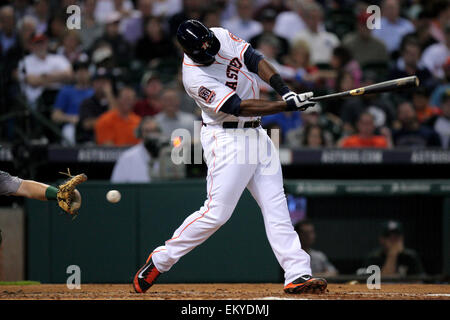 Houston, Texas, Stati Uniti d'America. Xiv Apr, 2015. Houston Astros designato hitter Chris Carter#23 oscilla per uno sciopero durante la MLB stagione regolare il gioco tra la Houston Astros e Oakland Athletics dal Minute Maid Park a Houston, Texas. Credito: csm/Alamy Live News Foto Stock