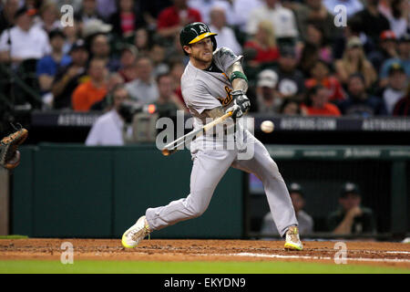 Houston, Texas, Stati Uniti d'America. Xiv Apr, 2015. Oakland Athletics infielder Brett Lawrie #15 oscilla in un passo durante la MLB stagione regolare il gioco tra la Houston Astros e Oakland Athletics dal Minute Maid Park a Houston, Texas. Credito: csm/Alamy Live News Foto Stock