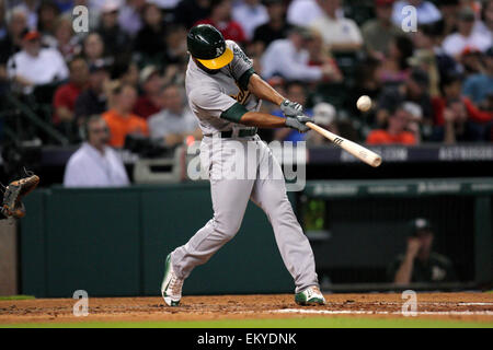 Houston, Texas, Stati Uniti d'America. Xiv Apr, 2015. Oakland Athletics infielder Marcus Semien #10 oscilla in un passo durante la MLB stagione regolare il gioco tra la Houston Astros e Oakland Athletics dal Minute Maid Park a Houston, Texas. Credito: csm/Alamy Live News Foto Stock