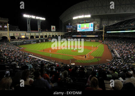 Houston, Texas, Stati Uniti d'America. Xiv Apr, 2015. Una vista generale di Minute Maid Park con il tetto aperto durante la MLB stagione regolare il gioco tra la Houston Astros e Oakland Athletics dal Minute Maid Park a Houston, Texas. Credito: csm/Alamy Live News Foto Stock